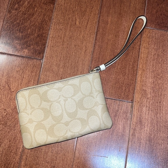 Women’s Coach Wallet - Picture 3 of 4